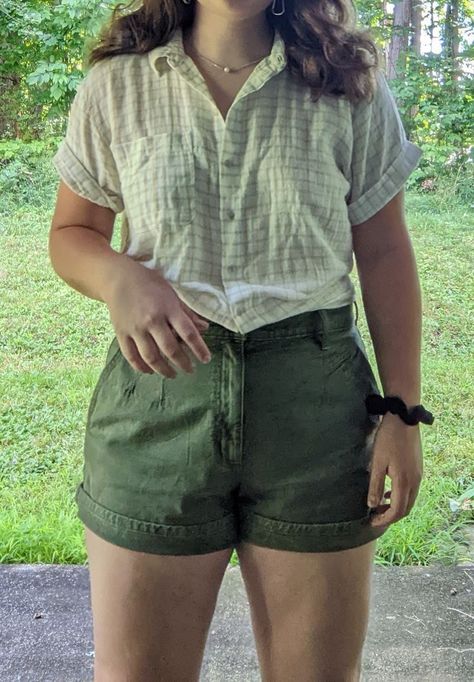 Green summer outfit Style Midsize, Fashion Midsize, Midsize Summer, Target Shorts, Midsize Suv, Blouse Ideas, Mode Tips, Midsize Outfits, Midsize Style