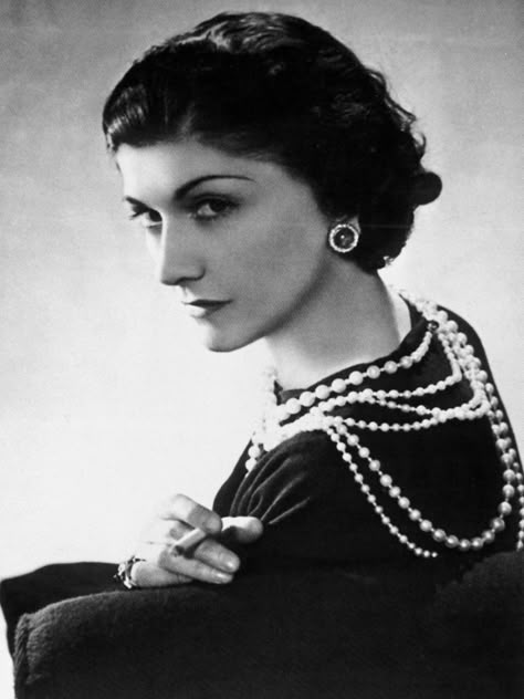 Coco Chanel: 1883-1971; The French fashion designer Coco Chanel ruled over Parisian haute couture for almost six decades. Her elegantly casual designs inspired women of fashion to abandon the complicated, uncomfortable clothes - such as petticoats and corsets - that were prevalent in 19th century dress. Among her now-classic innovations were the Chanel suit, costume jewelry, and the little black dress. French Girl Hair, Chanel Quotes, Coco Chanel Quotes, Wearing Pearls, Mode Retro, Moda Chanel, Mode Chanel, Gabrielle Chanel, Sofia Coppola