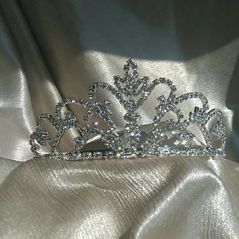 Shiny And Light Quinceaera Crown. It Can Also Be Used On First Communion, Birthdays, Or Any Special Occasions. It Has 2 Little Combs On Back Which Will Secure It To Your Head. Mahkota Aesthetic, 15 Crowns Quinceanera, Fairy Quince, Crown For Quinceanera, Crowns For Quinceanera, Sweet 16 Crowns, Quince Crowns, Quince Crown, Light Blue Quince