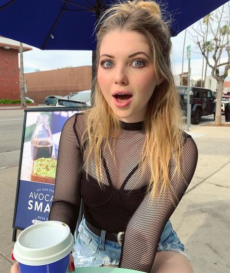 Sammi Hanratty Samantha Hanratty, Sammi Hanratty, Pretty People, Actresses, Crop Tops, Celebrities, Women's Top, Beauty