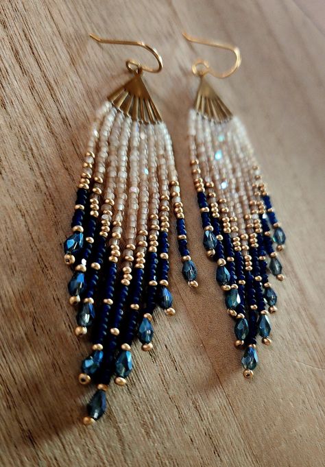 Beaded Earring Outfits, Diy Ear Wires, Diy Blue Earrings, Dangly Beaded Earrings, Beaded Earring Designs, Handmade Beaded Earrings Ideas, Handmade Bead Earrings, Beaded Earrings Ideas, Diy Earrings Dangle