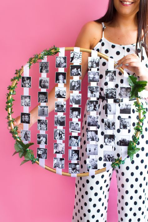 Hoop Photo Display, Diy Photo Displays, Diy Hula Hoop, Diy Fotokabine, Diy Photo Display, Diy Wedding Gifts, Diy Photo Frames, Diy Photo Booth, Photo Booth Frame