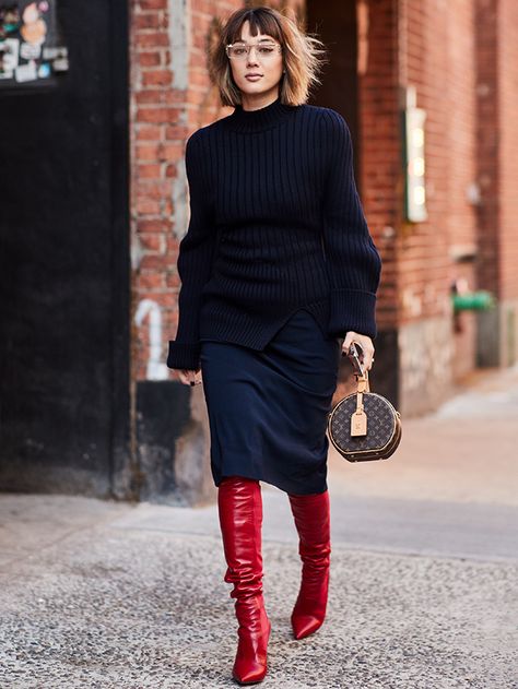 Best Dresses Street Style: 50 Images You Need to See | Who What Wear Rok Outfit, Moda Do Momento, Top Street Style, Walking Down The Street, New York Fashion Week Street Style, Skirts With Boots, Diane Kruger, Kendall Jenner Outfits, Elegante Casual