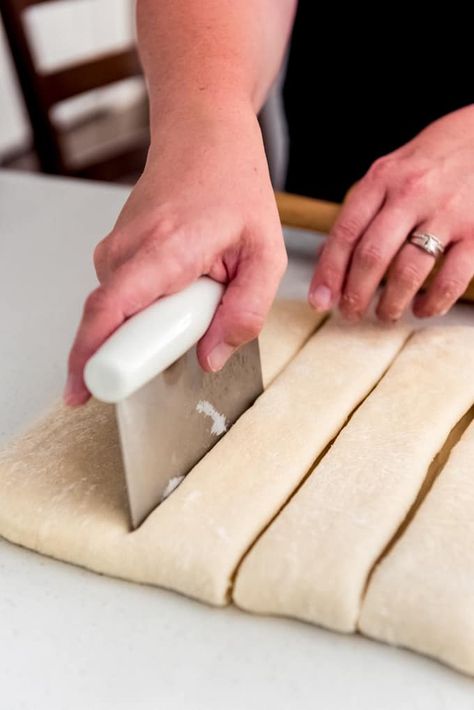 These buttery & soft Copycat Texas Roadhouse Rolls are completely irresistible when served warm with whipped cinnamon honey butter! The fluffy, melt-in-your-mouth tender rolls are casual enough and easy for family dinners on Sunday evenings, but they are also worthy of a spot on the table when it's holiday season and you're assigned to bring the rolls! #Texas #rolls #homemade #best #easy #copycat #texasroadhouse #soft #fluffy #dinner #butter Texas Road House Rolls Recipe, Rhodes Rolls Copycat Recipe, Texas Rolls, Thanksgiving Screensavers, Elf On The Shelf Welcome, Texas Roadhouse Rolls Recipe, Copycat Texas Roadhouse Rolls, Texas Roadhouse Butter, Copycat Texas Roadhouse