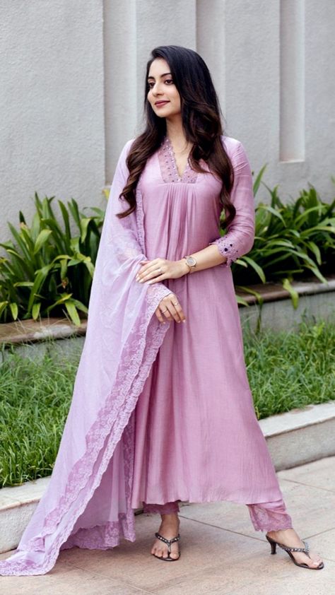 Latest Churidar Designs Party Wear, New Model Anarkali Dresses, Salvaar Suit Designs, Aline Kurti Neck Design, Customized Kurti Designs, Churidar Neck Designs Latest Fashion, Partywear Kurti Designs, V Neck Salwar Designs, Churidhar Models Latest Party Wear