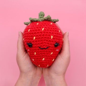 Giant Strawberry Amigurumi – Club Crochet Amigurumi Strawberry, Club Crochet, Giant Strawberry, Crochet Strawberry, Beginner Crochet Tutorial, Crochet Gratis, Valentines Crochet, Crochet Amigurumi Free, Fun Crochet Projects