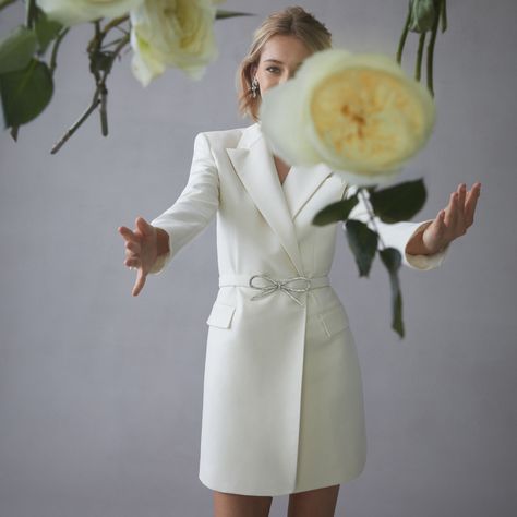 Blazer dresses fall into the "best-of-both-worlds" category of wedding-day style. As the name suggests, they have the hemline of a dress (perfect for hitting the dance floor in a statement shoe) and the classic tailoring of your favorite jacket silhouette. Furthermore, it’s a fashion option that can speak to all sorts of brides-to-be. Fringe Wedding Dress, Blazer Wedding, Dreamy Gowns, Lace Ball Gowns, Pearl Dress, Tuxedo Dress, Lela Rose, Nontraditional Wedding, Column Gown