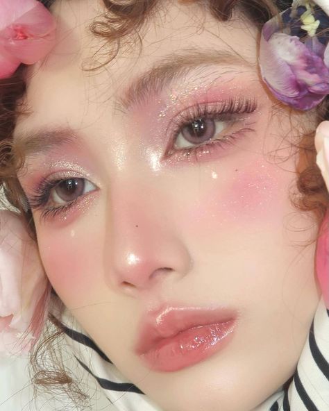 Cute Douyin Makeup, Pink Aesthetic Glitter, Aphrodite Makeup, Makeup Pink Aesthetic, Berry Makeup, J Makeup, Aesthetic Glitter, Romantic Makeup, Douyin Makeup