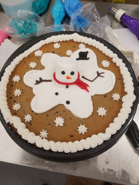 Birthday Cookie Cakes Decorated, Melting Snowman Cake, Giant Christmas Cookie, Holiday Cookie Cake, Christmas Cookie Cakes Decorated, Decorated Cookie Cake Ideas, Cookie Cake Christmas Designs, Winter Cookie Cake Ideas, Christmas Cake Decorations Easy