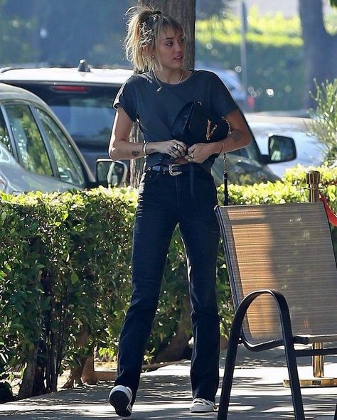 Miley Cyrus Street Style, Tish Cyrus, Miley Cyrus Outfit, Straight Leg Black Jeans, Miley Cyrus Style, Straight Leg Jeans Outfits, Toluca Lake, Denim Street Style, Celebrity Wedding Dresses