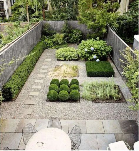 Steal This Look: Modern Brooklyn Backyard on a Budget - Gardenista Japanese Gardens Design Ideas, Pea Gravel Patio, Gravel Landscaping, Concrete Patios, Gravel Patio, Minimalist Garden, Japanese Garden Design, Gravel Garden, Pea Gravel