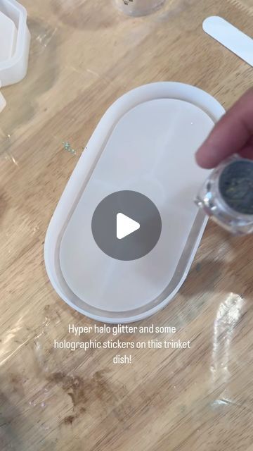 Diy Epoxy Resin Projects For Beginners, Resin Tray Designs, Resin Badge Reel Diy Tutorial, Diy Resin Mold Release, Resin Ideas Diy, Resin Coasters Ideas, Resin Tray Ideas, Coasters Design, Badge Reels Diy