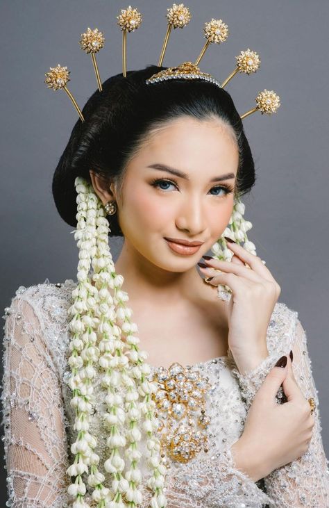 Makeup Akad, Pose Prewedding, Kebaya, Wedding Hair, Pre Wedding, Wedding Hairstyles, Dream Wedding, Makeup, Hair