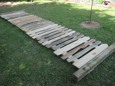 picket fence made from pallet board Pallets Fence, Wood Pallet Fence, Wood Picket Fence, Pallet Projects Garden, Picket Fences, Pallet Fence, Wooden Pallet Furniture, Diy Fence, Recycled Pallets