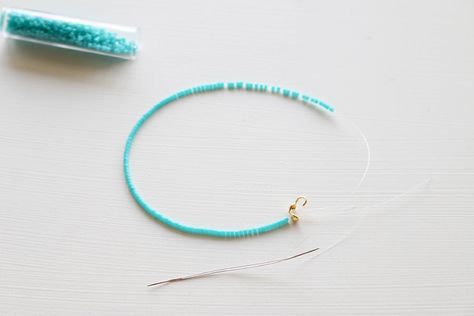 How To Make Seed Bracelets, Seed Bracelets Diy, Diy Small Beaded Bracelets, How To Make Beaded Anklets, Tiny Bead Bracelet Tutorial, Finishing Beaded Bracelet, How To Tie Seed Bead Bracelets, Single Strand Seed Bead Bracelets, Boho Bracelets Diy Tutorials