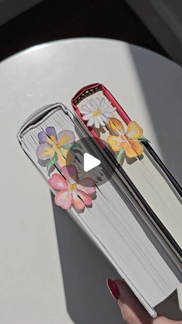 St’Valent | Glass Artist on Instagram: "💐A DIY Bookmark Bouquet would be so cute as a small Mother’s Day gift! 🥰🎁 As you guys know, I have been in a bookmark making craze 📖 Spring is in full bloom in NYC which might be why I find these watercolor flower bookmarks extra sweet 🌸🔖 They look like a little flower garden when you put them in the pages of your favorite book 😆 Plus you can gift them in this mini bouquet style with some tissue paper + ribbon 🎀 I might make a longer voiceover tutorial tomorrow since I did find some hacks to make the making process easier 👀 I used the Nightshade Palette from @Bouldercolors to make these bookmarks and I love their paints because they are all handmade from natural pigments 🎨🌈 Check out their link in bio if you want to learn more about these Diy Gift Mothers Day, 3d Bookmarks Diy, Watercolor Bookmarks Flower, Diy Flower Bookmarks, Ribbon Bookmark Diy, Flower Bookmark Diy, How To Make A Bookmark, Cute Diy Bookmarks, Mothers Day Gift Diy