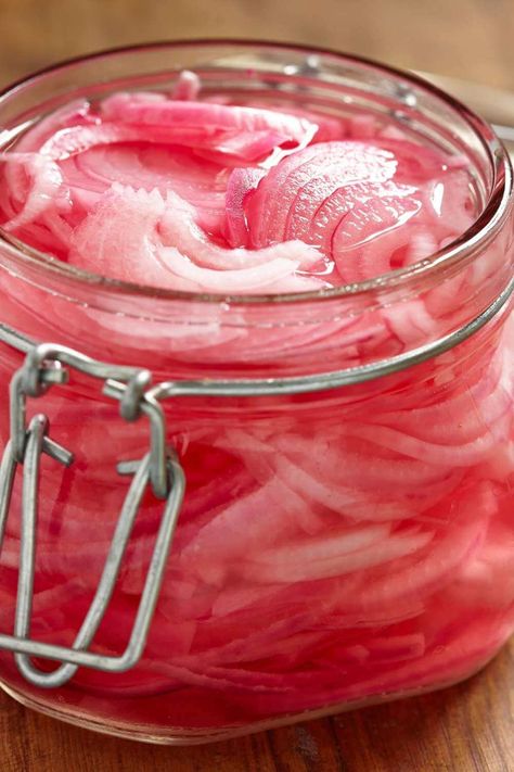 Pioneer Woman Pickled Onions - Table for Seven Can Onions, Pickle Onions Recipe, Pickled Cherries, Red Onion Recipes, Quick Pickled Red Onions, Basil Vinaigrette, Dish Warmer, Pickled Vegetables, Pickled Red Onions