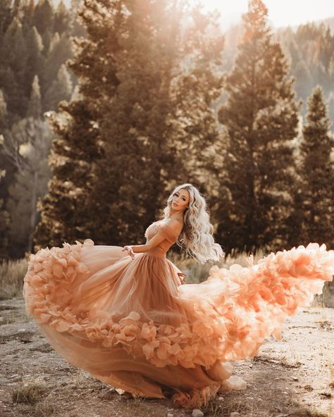 Utah Dress Rentals (@utahgowns) • Instagram photos and videos Tulle Dress Photoshoot, Quinceañera Photoshoot Ideas, Whimsical Photoshoot, Senior Photoshoot Poses, Quinceanera Photoshoot, Debut Photoshoot, Prom Photoshoot, Beautiful Photoshoot Ideas, Prom Poses