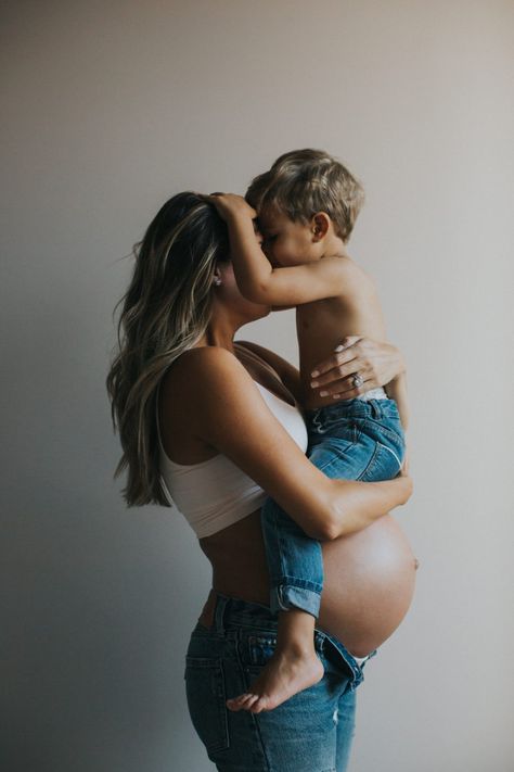 Home Maternity Photography, Diy Maternity Photos, Studio Maternity Shoot, Maternity Picture Outfits, Maternity Studio Photoshoot, Maternity Photoshoot Ideas, Family Maternity Pictures, Maternity Photography Family, Studio Maternity Photos