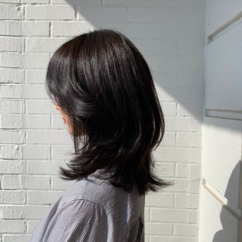 Ride the Female Korean (Hair) Wave of 2019 - KAvenyou.com Wolf Cut, Shot Hair Styles, Haircuts For Medium Hair, Haircuts Straight Hair, 짧은 머리, Short Hair Haircuts, Cut My Hair, Hair Inspo Color, Long Hair Cuts