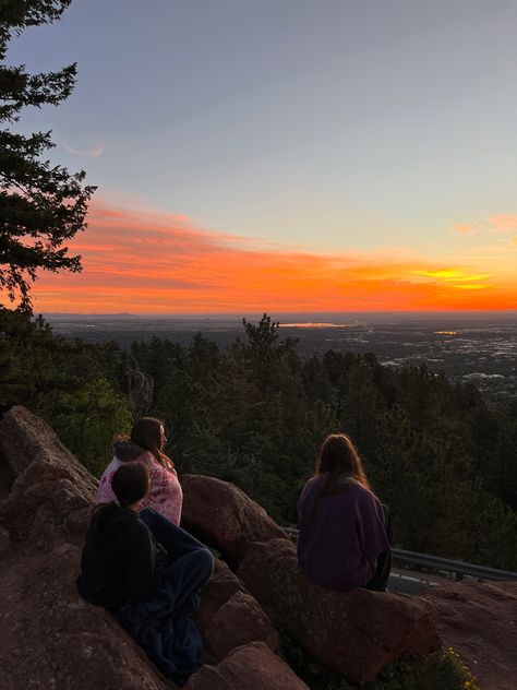 Friends Exploring Aesthetic, Sunset Hike Pictures, 2024 Vision Board Hiking, Sunrise Hike Pictures, Hiking Sunset Aesthetic, Sunrise On Mountains, Friends Mountain Pics, Sunset Hike Aesthetic, Sunrise Pictures Mountains