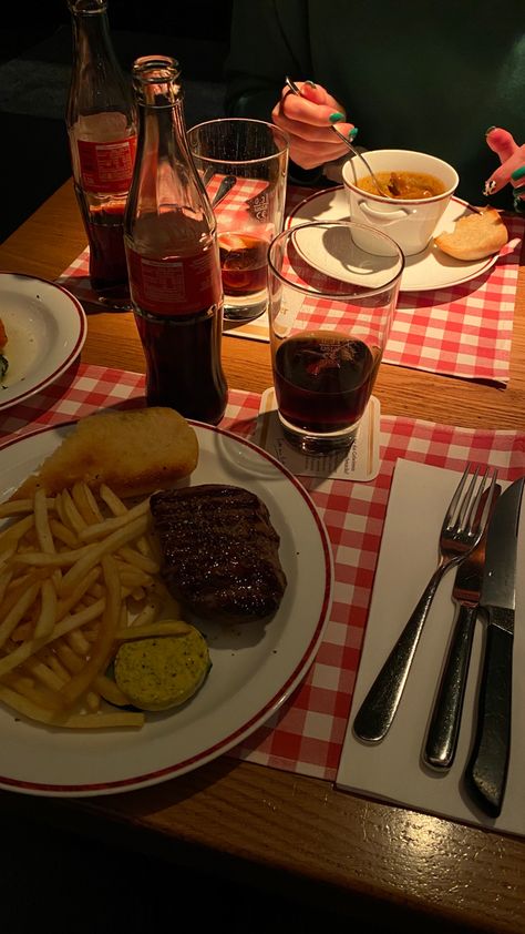 #food #foodporn #foodphotography #foodblogger #foodlover #foodies #steak #frenchfries #berlin #germany #deutschland #cola #cocacola Chocolate Fondue, Coca Cola, Waffles, Steak