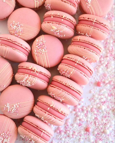 Pastel Pink Macarons, Macroon Cake Aesthetic, Pink Aesthetic Sweets, Pretty Macarons Aesthetic, Pink Macaron Cake, Macrons Design, Pink Macrons, Pink Macarons Aesthetic, Bridal Shower Macarons