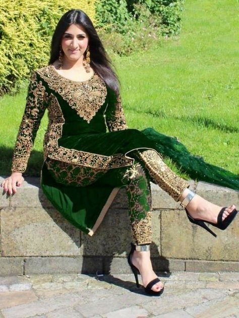 Suits Party Wear, Salwar Suits Party Wear, Fashion Show Dresses, Velvet Dress Designs, Womens Trendy Dresses, Afghan Clothes, Salwar Kamiz, Bridal Dress Fashion, Afghan Dresses