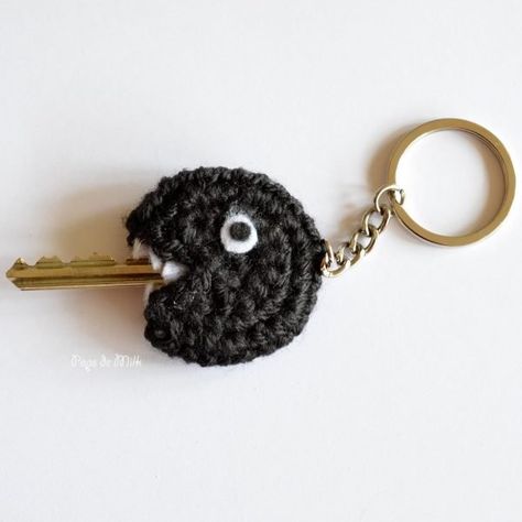 Small Crochet Charms, Nerdy Amigurumi, Crochet Keyrings, Crochet Key Cover, Chain Chomp, Keychain Crochet, Crochet Chain, Crochet Keychain Pattern, Crochet Diy