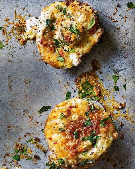 These baked Boursin mushrooms would make an easy vegetarian starter or light lunch served with a crisp green salad. Vegetable Starters Appetizers, Light Starters Recipes, Boursin Mushrooms, Easy Starters Recipes, Dinner Party Vegetarian, Starters Recipes Vegetarian, Christmas Starter Recipes, Light Starters, Veggie Starters