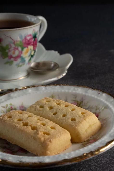 · Print RecipeThese Buckingham Palace Shortbread Cookies are rich, tender, and buttery. They were among the late Queen Elizabeth’s favorite sweets for her afternoon tea. This recipe is from the Buckingham Palance Pastry Chef, John Higgins.Thank you for reading this post, don't forget to subscribe! The cookies are lovely for bridal or baby showers, Mother’s Day, Christmas, or tea parties. They’re also delicious with a hot cup of tea or your morning coffee.What Are Shortbread Cookies?S… Eet Sum More Biscuits Recipe, Celebrity Cookie Recipes, Shortbread Fingers, Mexican Hot Chocolate Cookies, Caramel Chocolate Chip Cookies, Shortbread Recipe, Biscuits Cookies, Chef John, Hot Chocolate Cookies