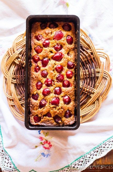 Cherry Almond Loaf, Cherry Almond Cake, Berry Banana Bread, Thermomix Cakes, Berry Cake Recipe, Cherry And Almond Cake, Snacking Cake, Moist Cake Recipe, Marzipan Cake