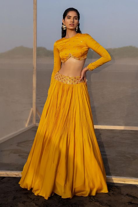 Choli Ideas, Yellow Blouse Designs, Blouse With Lehenga, Cousin Wedding, Lehenga Ideas, Pleated Lehenga, Navratri Outfits, Full Sleeves Design, Mango Yellow