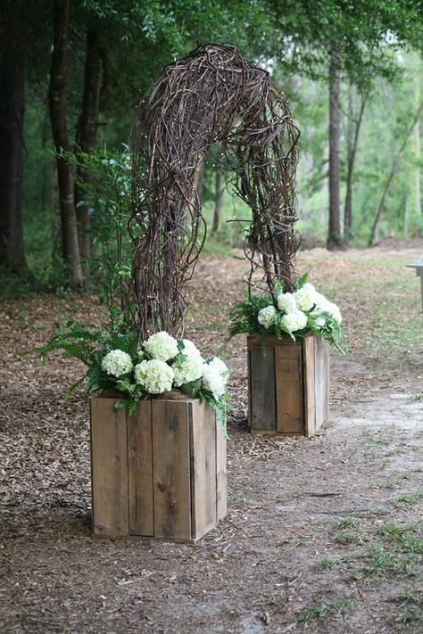 Vintage Chic Wedding, Wedding Arbors, Rustic Wedding Backdrops, Barn Wedding Decorations, Wedding Arbour, Rustic Wedding Flowers, Garden Art Projects, Outdoor Wedding Decorations, Garden Art Sculptures