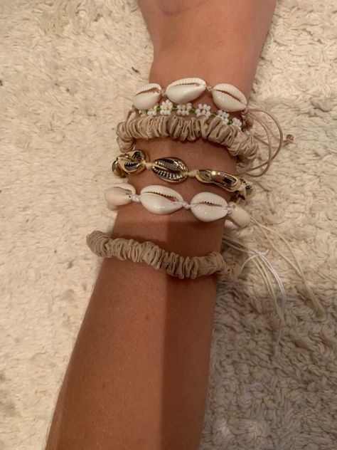 Gold Seashell Bracelet, Vanilla Beach Girl Aesthetic, She’ll Bracelet, Shell Bracelet Aesthetic, How To Tie A String Bracelet, Coconut Girl Bracelets, Beach Bracelets Aesthetic, Clay Beads Diy, Cute Hair Bands