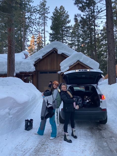 Winter Cabin With Friends Aesthetic, Ski House Aesthetic, Ski Trip Aesthetic Cabin, Friends Ski Trip, Family Ski Trip Aesthetic, Ski Trip Friends, Winter Cabin With Friends, Ski Trip Aesthetic Friends, Friends Cabin Trip