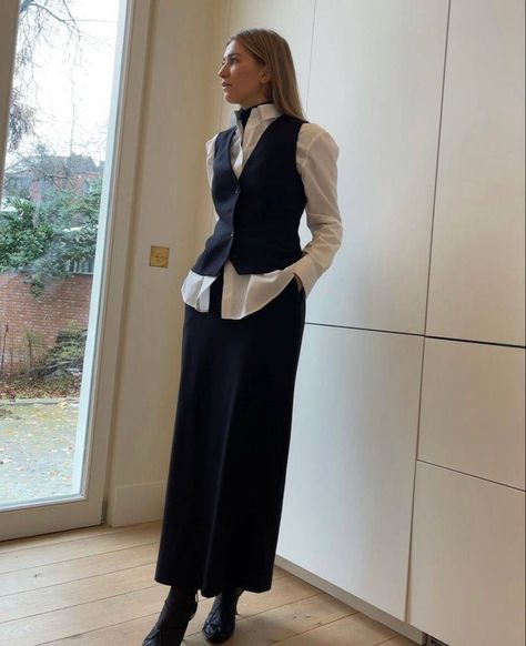 Faux Shearling Coat Outfit, Old Money Aesthetic Women, Black Waistcoat Outfit, Shearling Coat Outfit, Ootd Vest, Waistcoat Outfit Women, Old Money Style Women, Outfit Ideas Basic, Pretty Summer Outfits