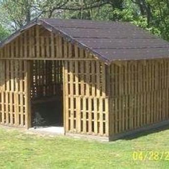 Arab Alabama, Palet Projects, Casa In Pallet, Building A Wood Shed, Farmer Family, Pallet Shed Plans, Pallet Floors, Pallet Barn, Pallet Building