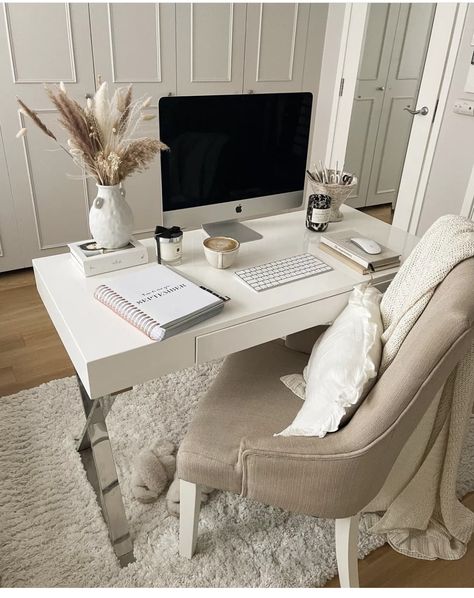 Minimalist Office Layout, Beige Study Room, Cozy White Office, Neutral Desk Aesthetic, Home Office Aesthetic Minimalist, Neutral Desk Decor, Brown And White Office, Beige Office Aesthetic, Office Inspo Aesthetic