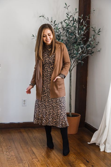 5 ways to style a sweater blazer. Ways To Style A Sweater, Winter Cardigan Outfit, Blazer Dress Outfits, Simple Casual Outfits, Fall Blazer, Camo Dress, Sweater Blazer, Future Outfit, Printed Dresses