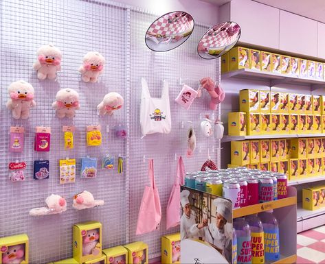 A picture of the inside of the Korean store “Chuu”. There are toys and miscellaneous items on the wall that is very aesthetic. Korean Store Design, Illustration Design Poster, Fashion Store Design, Art Fair Booth, Korean Market, Cosmetics Display Stand, Korean Cafe, Kawaii Store, Retail Space Design