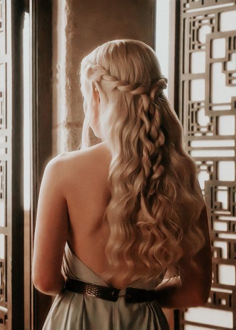 Elvish Hairstyles, Daenerys Targaryen Hair, Daenerys Hair, Targaryen Hair, Khaleesi Hair, Kostuum Halloween, Medieval Hairstyles, Gra O Tron, Fantasy Hair