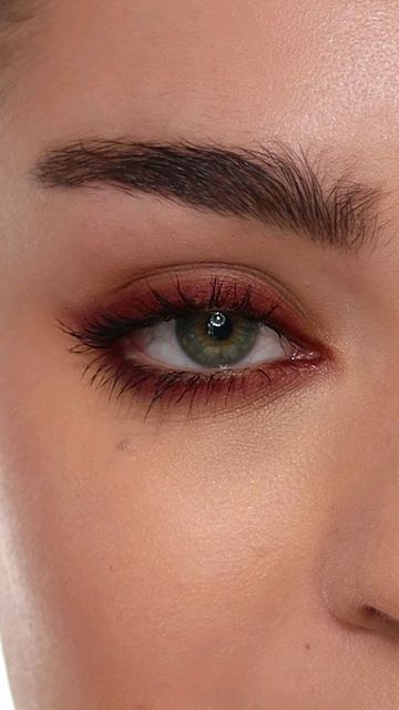 Vincent Ford on Instagram: "Smoky Cat Eyeliner I chose this pencil for her green eyes but you can try orange/gold for blue eyes and green for brown eyes to help them stand out. I used @sweedbeauty Satin Eyeliner in Margaux Bordeaux and Cloud Mascara #cateye #eyelinertutorial #cateyeliner #eyelinertutorial" Red Eye Makeup Green Eyes, Fall Makeup Looks Green Eyes, Blue Eyeliner Green Eyes, Eye Make Up For Green Eyes, Fall Makeup Looks For Green Eyes, Blue Green Eyes Makeup, Green Eyeliner Brown Eyes, Smudged Winged Eyeliner, Green Eyeliner Looks