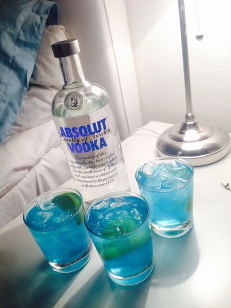 pinterest : @ kaywolfx Pretty Alcoholic Drinks, Alcholic Drinks, Alcohol Party, Alcohol Aesthetic, Absolut Vodka, Pretty Drinks, Packaged Food, Puff And Pass, Getting Drunk