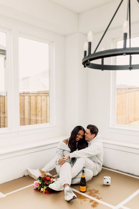 New Homeowners Photoshoot, Home Photoshoot Outfit Ideas, New Home Announcements Photo, Move In Photoshoot, Home Closing Outfits, New Home Couple Pictures, Couple Bedroom Picture Ideas, New Homeowner Announcement, First Home Photoshoot Couples