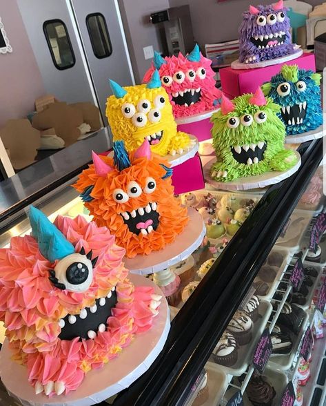 White Flower Cake Shoppe, Halloween Torte, Pasteles Halloween, Bolo Halloween, Cakes Decorated, Halloween Monsters, Decoration Patisserie, Pastel Cupcakes, Zombie Birthday