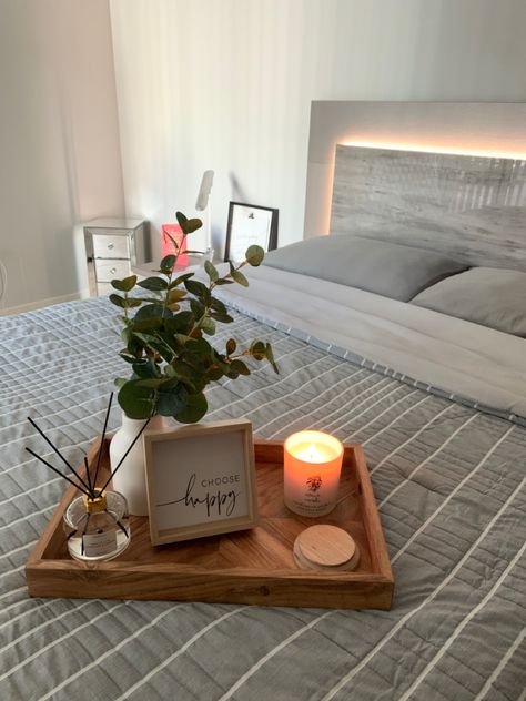 Bed Tray Decor Ideas, Bedroom Tray Decor, Bed Tray Decor, Candle Tray Decor, Wooden Tray Decor, Black Living Room Decor, Candle Plant, Guest Room Bed, Photo Deco