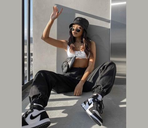 Come abbinare le Jordan per look street e cool 😎 Nike Sneakers Women Outfit, Dunk High Outfit, Dunks Outfit Woman, Dunk Outfits, Outfits With Jordan 1s, Black And White Jordans, Air Jordan Outfit, Panda Outfit, Dunk Outfit