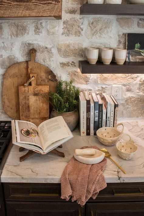 Lake Kitchen, Luxury Kitchen Decor, Italian Farmhouse, Cottage Aesthetic, Country Homes, Decor Details, Rustic Cottage, Kitchen Reno, Dream House Decor