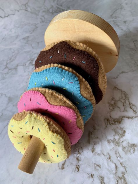 Diy Stacking Rings Toy, Felt Donuts Diy, Diy Felt Toys For Babies, Felt Diy Projects, Diy Play Food For Kids, Diy Toy Food, Diy Toys For Babies, Felt Baby Toys, Diy Felt Toys